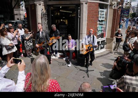 Travis joue un concert surprise à Covent Garden, dans le centre de Londres, pour célébrer la sortie de leur 10e album studio, L.A. Times. Date de la photo : jeudi 18 juillet 2024. Banque D'Images