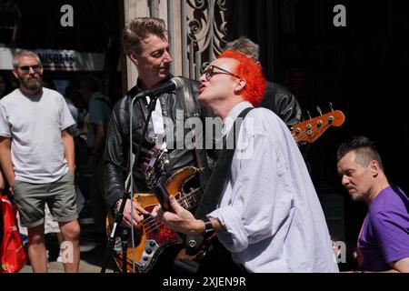 Travis joue un concert surprise à Covent Garden, dans le centre de Londres, pour célébrer la sortie de leur 10e album studio, L.A. Times. Date de la photo : jeudi 18 juillet 2024. Banque D'Images