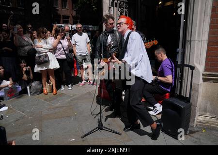 Travis joue un concert surprise à Covent Garden, dans le centre de Londres, pour célébrer la sortie de leur 10e album studio, L.A. Times. Date de la photo : jeudi 18 juillet 2024. Banque D'Images