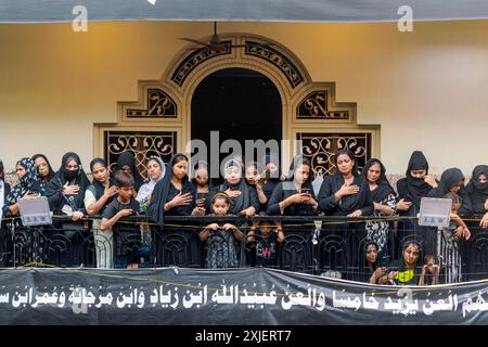 New Delhi, Delhi, Inde. 17 juillet 2024. Les musulmans chiites pleurent lors d'une procession de Muharram marquant Ashura dans les vieux quartiers de Delhi, en Inde. Mouharram est le premier mois du calendrier islamique et est considéré comme l'un des mois les plus saints. C'est un moment de deuil et de mémoire pour les musulmans chiites, qui commémorent le martyre de l'imam Hussain, le petit-fils du prophète Mahomet, pendant la bataille de Karbala. (Crédit image : © Mohsin Javed/ZUMA Press Wire) USAGE ÉDITORIAL SEULEMENT! Non destiné à UN USAGE commercial ! Banque D'Images