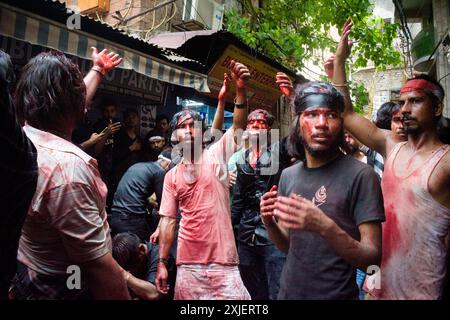 New Delhi, Delhi, Inde. 17 juillet 2024. Les musulmans chiites en deuil battent leur poitrine lors d'une procession de Muharram marquant Ashura dans les vieux quartiers de Delhi, en Inde. Mouharram est le premier mois du calendrier islamique et est considéré comme l'un des mois les plus saints. C'est un moment de deuil et de mémoire pour les musulmans chiites, qui commémorent le martyre de l'imam Hussain, le petit-fils du prophète Mahomet, pendant la bataille de Karbala. (Crédit image : © Mohsin Javed/ZUMA Press Wire) USAGE ÉDITORIAL SEULEMENT! Non destiné à UN USAGE commercial ! Banque D'Images