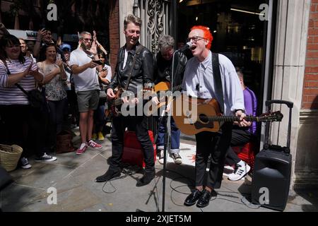 Travis joue un concert surprise à Covent Garden, dans le centre de Londres, pour célébrer la sortie de leur 10e album studio, L.A. Times. Date de la photo : jeudi 18 juillet 2024. Banque D'Images