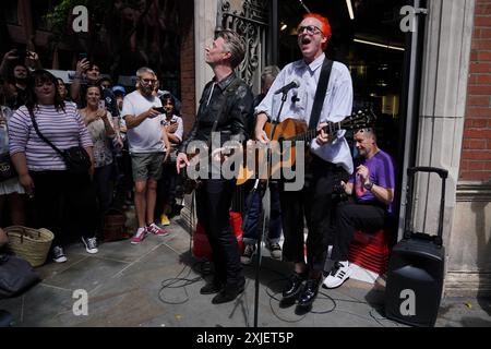 Travis joue un concert surprise à Covent Garden, dans le centre de Londres, pour célébrer la sortie de leur 10e album studio, L.A. Times. Date de la photo : jeudi 18 juillet 2024. Banque D'Images