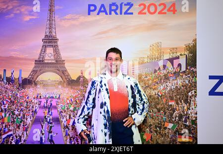 Prague, République tchèque. 18 juillet 2024. Le canoéiste tchèque de slalom Jiri Prskavec reçoit la collection nationale de vêtements olympiques pour les Jeux olympiques d'été de 2024 à Paris, France, le 18 juillet 2024, à Prague, République tchèque. Crédit : Roman Vondrous/CTK photo/Alamy Live News Banque D'Images