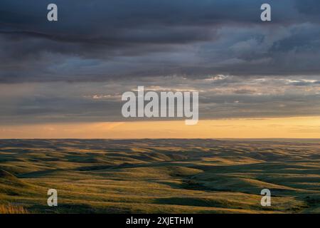 Coucher de soleil sur la vallée de 1000 Devils dans le parc national des Prairies, Saskatchewan, Canada Banque D'Images