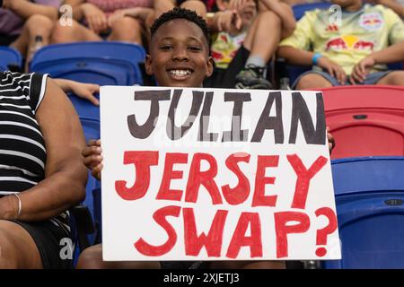 Harrison, New Jersey, États-Unis. 17 juillet 2024. Un jeune fan assiste à un match régulier de la MLS entre les Red Bulls de New York et le FC Montréal au Red Bull Arena à Harrison, NJ Le match a été retardé en raison d'un orage violent et a finalement été mis en jeu dans le tirage 2 - 2. (Crédit image : © Lev Radin/Pacific Press via ZUMA Press Wire) USAGE ÉDITORIAL SEULEMENT! Non destiné à UN USAGE commercial ! Banque D'Images