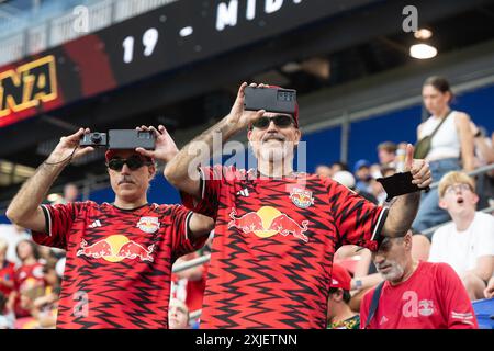 Harrison, New Jersey, États-Unis. 17 juillet 2024. Les fans assistent à un match régulier de la MLS entre les Red Bulls de New York et le FC Montréal au Red Bull Arena à Harrison, NJ Le match a été retardé en raison d'un orage violent et a finalement été mis en jeu dans le tirage 2 - 2. (Crédit image : © Lev Radin/Pacific Press via ZUMA Press Wire) USAGE ÉDITORIAL SEULEMENT! Non destiné à UN USAGE commercial ! Banque D'Images