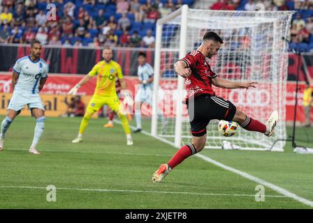 Harrison, New Jersey, États-Unis. 17 juillet 2024. Dylan Nealis (12) des Red Bulls tire sur un but match régulier de la MLS contre le FC Montréal au Red Bull Arena à Harrison, NJ Le match a été retardé en raison d'un orage violent et a finalement été mis en jeu dans le tirage 2 - 2. (Crédit image : © Lev Radin/Pacific Press via ZUMA Press Wire) USAGE ÉDITORIAL SEULEMENT! Non destiné à UN USAGE commercial ! Banque D'Images