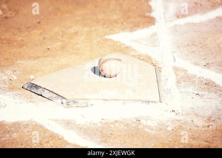 Balle, base et terre sur le terrain pour le sport, les ligues et l'entraînement sur le terrain avec maquette. Coin, lignes de craie ou terrain dans le stade prêt pour le tournoi Banque D'Images