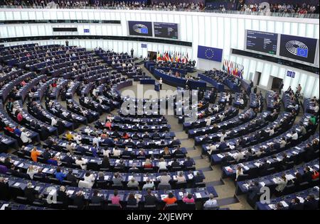 Strasbourg, France. 18 juillet 2024. Ursula von der Leyen fait une déclaration au siège du Parlement européen à Strasbourg, France, le 18 juillet 2024. Le Parlement européen a approuvé jeudi la candidature de von der Leyen pour un second mandat de cinq ans à la présidence de la Commission européenne. Crédit : Zhao Dingzhe/Xinhua/Alamy Live News Banque D'Images