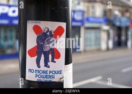 No More police Powers, autocollant Lamp Post à Cardiff, juillet 2024 Banque D'Images