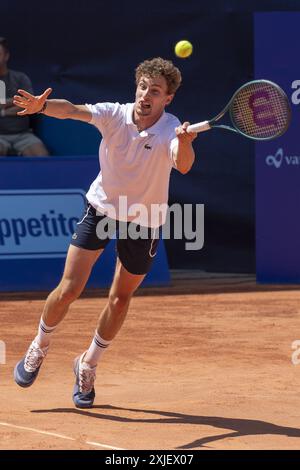 Gstaad Suisse, 07 18 2024 : Ugo Humbert (FRA) en action lors de l'EFG Swiss Open. Lors de l'EFG Swiss Open Gstaad, match international de tennis à Gstaad, Suisse, le 18 juillet 2024 Banque D'Images