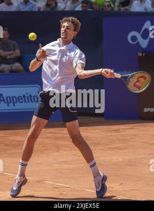 Gstaad Suisse, 07 18 2024 : Ugo Humbert (FRA) en action lors de l'EFG Swiss Open. Lors de l'EFG Swiss Open Gstaad, match international de tennis à Gstaad, Suisse, le 18 juillet 2024 Banque D'Images