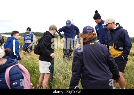 Le danois Rasmus Hojgaard cherche son ballon le 4e jour de l'Open à Royal Troon, South Ayrshire, Écosse. Date de la photo : jeudi 18 juillet 2024. Banque D'Images