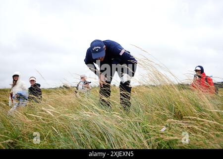 Le danois Rasmus Hojgaard cherche son ballon le 4e jour de l'Open à Royal Troon, South Ayrshire, Écosse. Date de la photo : jeudi 18 juillet 2024. Banque D'Images