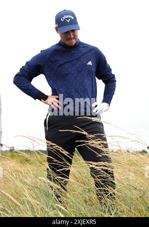 Le danois Rasmus Hojgaard cherche son ballon le 4e jour de l'Open à Royal Troon, South Ayrshire, Écosse. Date de la photo : jeudi 18 juillet 2024. Banque D'Images