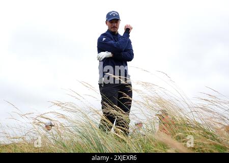 Le danois Rasmus Hojgaard cherche son ballon le 4e jour de l'Open à Royal Troon, South Ayrshire, Écosse. Date de la photo : jeudi 18 juillet 2024. Banque D'Images