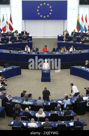 Strasbourg, France. 18 juillet 2024. Ursula von der Leyen (C) fait une déclaration au siège du Parlement européen à Strasbourg, France, le 18 juillet 2024. Le Parlement européen a approuvé jeudi la candidature de von der Leyen pour un second mandat de cinq ans à la présidence de la Commission européenne. Crédit : Zhao Dingzhe/Xinhua/Alamy Live News Banque D'Images