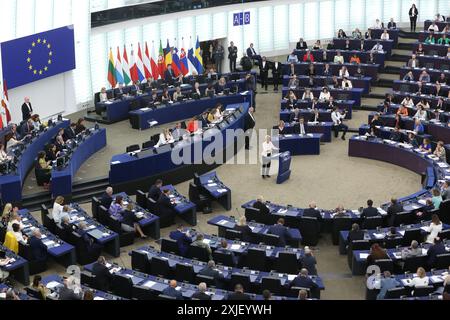 Strasbourg, France. 18 juillet 2024. Ursula von der Leyen (C) fait une déclaration au siège du Parlement européen à Strasbourg, France, le 18 juillet 2024. Le Parlement européen a approuvé jeudi la candidature de von der Leyen pour un second mandat de cinq ans à la présidence de la Commission européenne. Crédit : Zhao Dingzhe/Xinhua/Alamy Live News Banque D'Images