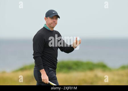 18 juillet 2024 ; Royal Troon Golf Club, Troon, South Ayrshire, Écosse ; The Open Championship 1st Round ; Rory McIlroy fait des gestes aux fans après avoir troué un putt sur le 5ème green Banque D'Images