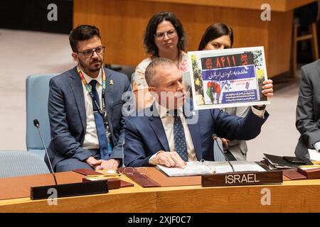 New York, New York, États-Unis. 17 juillet 2024. L'ambassadeur Gilad Erdan tient une photo de l'horloge de fin d'Israël installée à Téhéran, en Iran, alors qu'il s'exprimait lors d'une réunion du Conseil de sécurité sur "la situation au moyen-Orient, y compris la question palestinienne" au siège de l'ONU à New York. Le calendrier semble découler des commentaires faits en 2015 par le leader suprême de l'Iran, l'ayatollah Ali Khamenei, qui a déclaré qu'il ne resterait ''rien'' d'Israël d'ici l'an 2040. (Crédit image : © Lev Radin/Pacific Press via ZUMA Press Wire) USAGE ÉDITORIAL SEULEMENT! Non destiné à UN USAGE commercial ! Banque D'Images