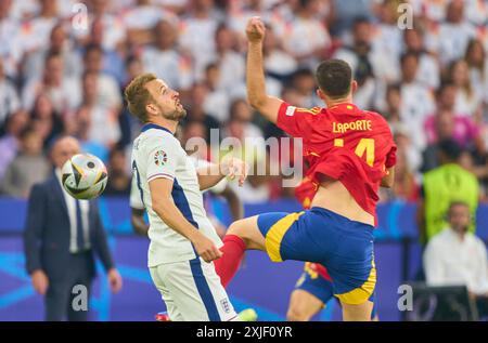 Harry KANE, England 9 Competition for the ball, tackling, duel, header, zweikampf, action, combat contre Aymeric Laporte, ESP 14 dans le dernier match ESPAGNE - ANGLETERRE 2-1 des Championnats d'Europe de l'UEFA 2024 le 14 juillet 2024 à Berlin, Allemagne. Photographe : Peter Schatz Banque D'Images