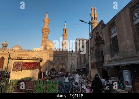 Le Caire, Égypte. 2 juillet 2024. Un marché de rue animé à côté de la mosquée Al Ahzar et du bazar Khan el Khalili dans le quartier islamique historique du Caire. (Crédit image : © John Wreford/SOPA images via ZUMA Press Wire) USAGE ÉDITORIAL SEULEMENT! Non destiné à UN USAGE commercial ! Banque D'Images