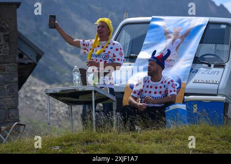 13 juillet 2024, Bareges, Occitanie, France : Bareges, France, 13 juillet 2024 : deux fans se réjouissent avant le passage des coureurs lors de la 14ème étape du Tour de France 2024 entre Pau et Saint-Lary-Soulan Pla dÂ'Adet, le 13 juillet 2024, à Bareges, France. (Crédit image : © Alberto Brevers/Pacific Press via ZUMA Press Wire) USAGE ÉDITORIAL SEULEMENT! Non destiné à UN USAGE commercial ! Banque D'Images