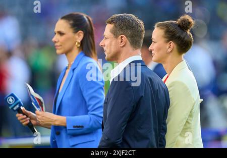 Alexander Bommes, Almuth Schult, animateur ARD TV, Expertin, Esther Sedlaczek, présentateur ARD Sport Moderatorin, Sportmoderatorin, Journalistin, Bastian SCHWEINSTEIGER, Co-modérateur ARD dans le match final ESPAGNE - ANGLETERRE 2-1 des Championnats d'Europe de l'UEFA 2024 le 14 juillet 2024 à Berlin, Allemagne. Photographe : Peter Schatz Banque D'Images