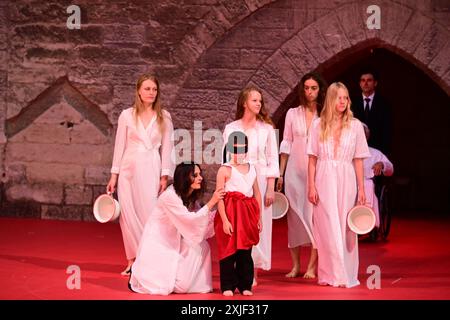 Festival d'Avignon EN 2024 'Damön. El funérailles Bergman'by Angélica Liddell, interprétées dans la cour principale du Palais des Papes, le 29 juin 2024 (devant la presse) avec David Abad, Béatriz Alvirez, Yun Ananiev, Nicolas Chevalier, Guillaume Constanza, Elin Klinga, Angelica Liddell (absente), Bornja Lopez, Sindo Puche, Daniel Richard, et la participation des extras crédit:Jacky Godard/Photo12 Banque D'Images