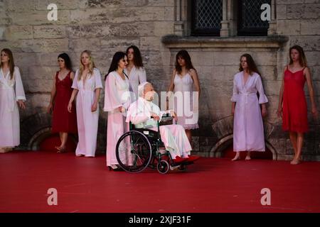 Festival d'Avignon EN 2024 'Damön. El funérailles Bergman'by Angélica Liddell, interprétées dans la cour principale du Palais des Papes, le 29 juin 2024 (devant la presse) avec David Abad, Béatriz Alvirez, Yun Ananiev, Nicolas Chevalier, Guillaume Constanza, Elin Klinga, Angelica Liddell (absente), Bornja Lopez, Sindo Puche, Daniel Richard, et la participation des extras crédit:Jacky Godard/Photo12 Banque D'Images