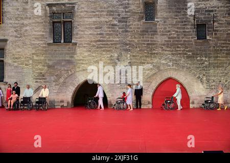 Festival d'Avignon EN 2024 'Damön. El funérailles Bergman'by Angélica Liddell, interprétées dans la cour principale du Palais des Papes, le 29 juin 2024 (devant la presse) avec David Abad, Béatriz Alvirez, Yun Ananiev, Nicolas Chevalier, Guillaume Constanza, Elin Klinga, Angelica Liddell (absente), Bornja Lopez, Sindo Puche, Daniel Richard, et la participation des extras crédit:Jacky Godard/Photo12 Banque D'Images