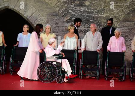 Festival d'Avignon EN 2024 'Damön. El funérailles Bergman'by Angélica Liddell, interprétées dans la cour principale du Palais des Papes, le 29 juin 2024 (devant la presse) avec David Abad, Béatriz Alvirez, Yun Ananiev, Nicolas Chevalier, Guillaume Constanza, Elin Klinga, Angelica Liddell (absente), Bornja Lopez, Sindo Puche, Daniel Richard, et la participation des extras crédit:Jacky Godard/Photo12 Banque D'Images