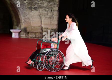 Festival d'Avignon EN 2024 'Damön. El funérailles Bergman'by Angélica Liddell, interprétées dans la cour principale du Palais des Papes, le 29 juin 2024 (devant la presse) avec David Abad, Béatriz Alvirez, Yun Ananiev, Nicolas Chevalier, Guillaume Constanza, Elin Klinga, Angelica Liddell (absente), Bornja Lopez, Sindo Puche, Daniel Richard, et la participation des extras crédit:Jacky Godard/Photo12 Banque D'Images