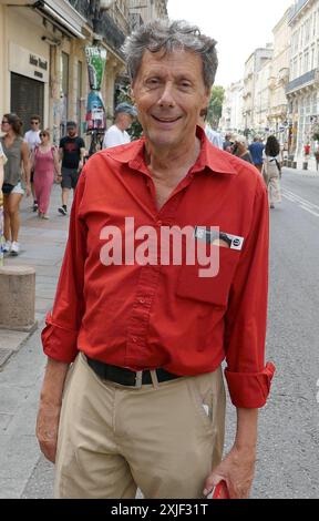 Antoine de Maximy dans les rues d'Avignon le 3 juillet 2024. Il interprète son spectacle J'irai dormir sur scène au Théâtre 'le Paris' d'Avignon dans le cadre du festival OFF 2024. Crédit : Jacky Godard/Photo12 Banque D'Images