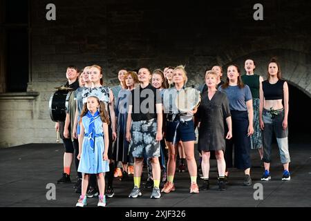 Festival d'Avignon EN 2024 'mères. A Song for Wartime' (les mères. Un chant pour temps de guerre), une pièce de Marta Gornicka, jouée dans la cour principale du Palais des Papes, le 8 juillet 2024 (répétition complète) avec Katerina Aleinikova, Svittlana Berestovska, Sasha Cherkas, Palina Debravolskaja, Katarzyna Jaznicka, Ewa Konstanciak, Liza Kozlova, Anastasia Kulnich, Natalia Mazur, Kamila Michalska, Hanna Mykhaliova, Hanna Mykhaliova, Valeria Obodianska, Svitlana Onischak, Yulia Ridna, Maria Robaszkiewicz, Polina Shkliar, Aleksandra Sroka, Maria Tabachnuk, Kateryna Taran, Bohdana Za Banque D'Images