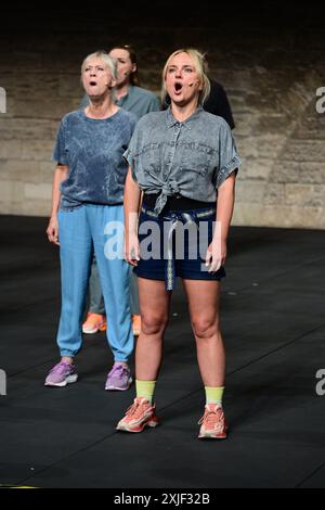 Festival d'Avignon EN 2024 'mères. A Song for Wartime' (les mères. Un chant pour temps de guerre), une pièce de Marta Gornicka, jouée dans la cour principale du Palais des Papes, le 8 juillet 2024 (répétition complète) avec Katerina Aleinikova, Svittlana Berestovska, Sasha Cherkas, Palina Debravolskaja, Katarzyna Jaznicka, Ewa Konstanciak, Liza Kozlova, Anastasia Kulnich, Natalia Mazur, Kamila Michalska, Hanna Mykhaliova, Hanna Mykhaliova, Valeria Obodianska, Svitlana Onischak, Yulia Ridna, Maria Robaszkiewicz, Polina Shkliar, Aleksandra Sroka, Maria Tabachnuk, Kateryna Taran, Bohdana Za Banque D'Images