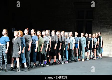 Festival d'Avignon EN 2024 'mères. A Song for Wartime' (les mères. Un chant pour temps de guerre), une pièce de Marta Gornicka, jouée dans la cour principale du Palais des Papes, le 8 juillet 2024 (répétition complète) avec Katerina Aleinikova, Svittlana Berestovska, Sasha Cherkas, Palina Debravolskaja, Katarzyna Jaznicka, Ewa Konstanciak, Liza Kozlova, Anastasia Kulnich, Natalia Mazur, Kamila Michalska, Hanna Mykhaliova, Hanna Mykhaliova, Valeria Obodianska, Svitlana Onischak, Yulia Ridna, Maria Robaszkiewicz, Polina Shkliar, Aleksandra Sroka, Maria Tabachnuk, Kateryna Taran, Bohdana Za Banque D'Images