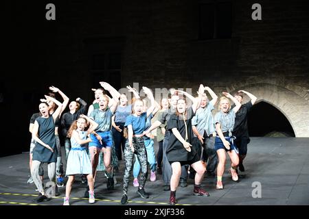 Festival d'Avignon EN 2024 'mères. A Song for Wartime' (les mères. Un chant pour temps de guerre), une pièce de Marta Gornicka, jouée dans la cour principale du Palais des Papes, le 8 juillet 2024 (répétition complète) avec Katerina Aleinikova, Svittlana Berestovska, Sasha Cherkas, Palina Debravolskaja, Katarzyna Jaznicka, Ewa Konstanciak, Liza Kozlova, Anastasia Kulnich, Natalia Mazur, Kamila Michalska, Hanna Mykhaliova, Hanna Mykhaliova, Valeria Obodianska, Svitlana Onischak, Yulia Ridna, Maria Robaszkiewicz, Polina Shkliar, Aleksandra Sroka, Maria Tabachnuk, Kateryna Taran, Bohdana Za Banque D'Images