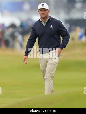 18 juillet 2024 ; Royal Troon Golf Club, Troon, South Ayrshire, Écosse ; 1er tour de l'Open Championship : Bryson DeChambeau sur le 4ème trou Banque D'Images