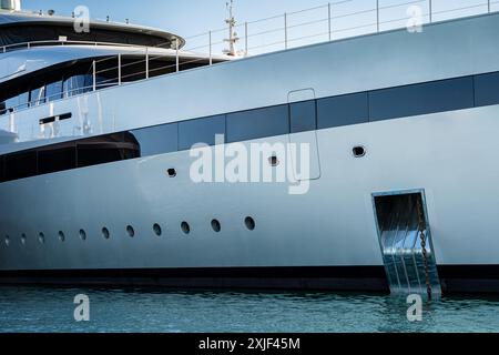 Beaux méga et superyachts à quai à English Harbour, une île des caraïbes célèbre d'Antigua connue pour la saison des yachts Banque D'Images