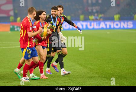 Berlin, Allemagne. 14 juillet 2024. Marc Cucurella, ESP 24 Dani Olmo, ESP 10 Unai Simon, ESP 23 David Raya, gardien de but ESP 1, Torwart, fête avec trophée après le dernier match ESPAGNE - ANGLETERRE 2-1 des Championnats d'Europe de l'UEFA 2024 le 14 juillet 2024 à Berlin, Allemagne. Photographe : ddp images/STAR-images crédit : ddp Media GmbH/Alamy Live News Banque D'Images