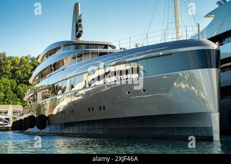 Beaux méga et superyachts à quai à English Harbour, une île des caraïbes célèbre d'Antigua connue pour la saison des yachts Banque D'Images