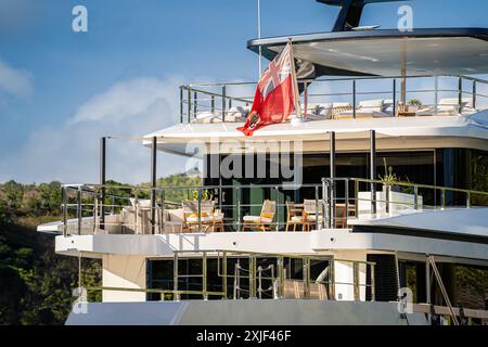 Beaux méga et superyachts à quai à English Harbour, une île des caraïbes célèbre d'Antigua connue pour la saison des yachts Banque D'Images