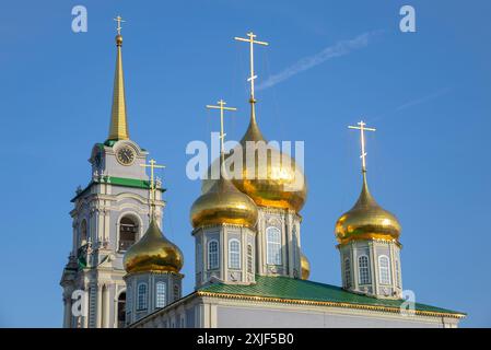 Dômes de l'ancienne cathédrale Sainte Dormition contre un ciel bleu. Tula Kremlin, Russie Banque D'Images