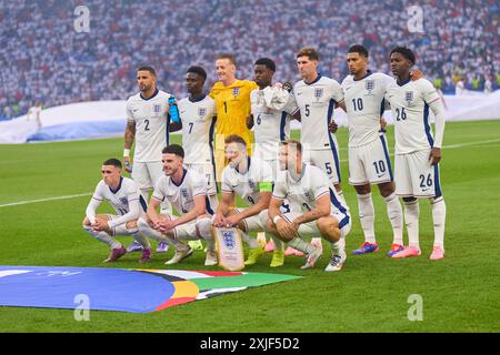 Teamphoto ENG : rangée arrière (G-d) Kyle Walker, Angleterre 2 Bukayo Saka, Angleterre 7. Jordan Pickford, Angleterre 1 Marc Guehi, Angleterre 6 John Stones , Angleterre 5 Jude Bellingham, ENG 10 Kobbie Mainoo, ENG 26 première rangée (G-d): Phil Foden, Angleterre 11 Declan Rice, Angleterre 4 Harry KANE, Angleterre 9 Luke Shaw, Angleterre 3 dans le match final ESPAGNE - ANGLETERRE 2-1 des Championnats d'Europe de l'UEFA 2024 le 14 juillet 2024 à Berlin, Allemagne. Photographe : ddp images / STAR-images Banque D'Images
