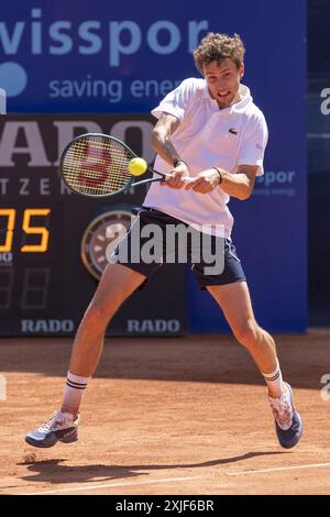 Gstaad Suisse, 07 18 2024 : Ugo Humbert (FRA) en action lors de l'EFG Swiss Open. Lors de l'EFG Swiss Open Gstaad, match international de tennis à Gstaad, Suisse, le 18 juillet 2024 Banque D'Images