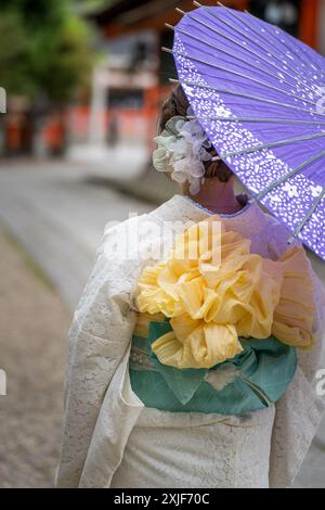 Femme japonaise non identifiée en robe de kimono traditionnelle à Kyoto, Japon. Banque D'Images