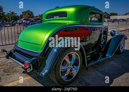 Gulfport, MS - 01 octobre 2023 : vue d'angle arrière haute perspective d'un coupé Hot Rod Ford 3 Window 1932 lors d'un salon automobile local. Banque D'Images