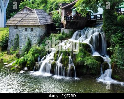 Cascades tombant dans la rivière Korana dans le village de Rastoke dans le comté de Karlovac en Croatie Banque D'Images